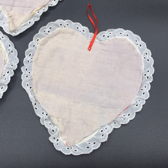 Vintage 3 Feed Sack Quilted Handmade Heart Shaped Eyelet Lace Ornaments Coasters - Picture 8 of 9